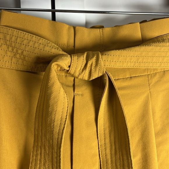 Athleta Skyline II Paperbag Waist Pleated Belted Shorts Size 8 Tuscan Gold - Picture 4 of 9